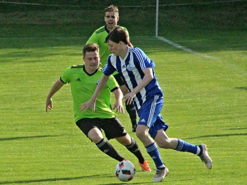 Dynamo Nelahozeves porazilo Čechii Velká Dobrá (v pruhovaném) jasně 4:0