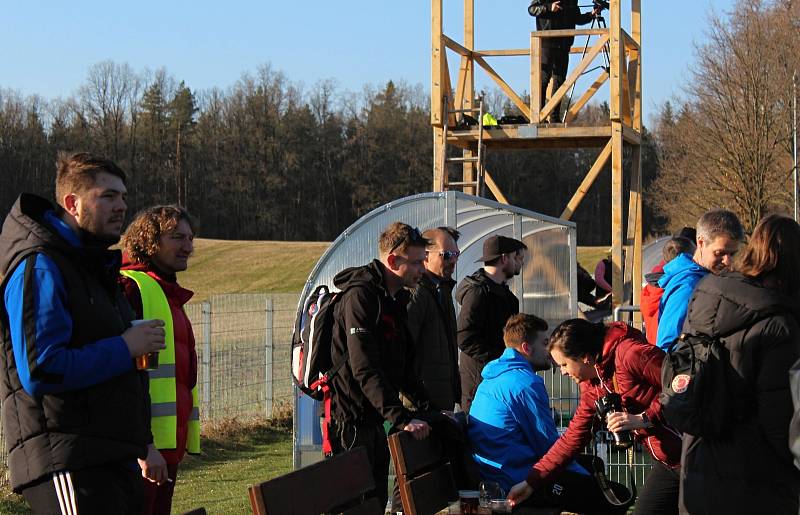 Doksy (v modrém) vybojovaly cennou výhru 3:0 nad Tuchlovicemi.