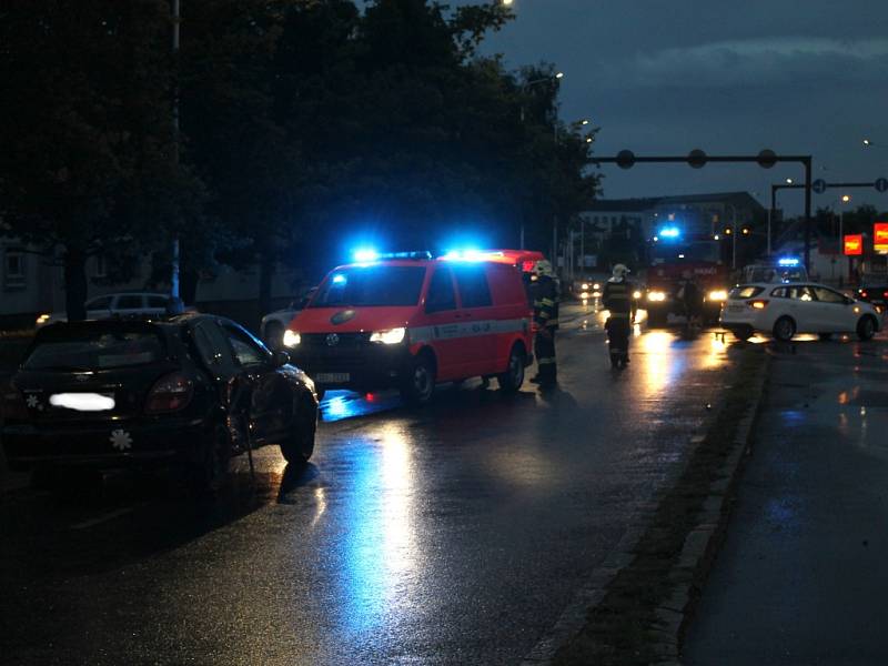 V Kladně na čtyřproudovce se srazila dvě auta 