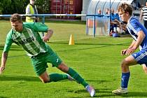 Fotbalisté Velké Dobré (v modrobílém) porazili v derby Braškov jasně 3:1.