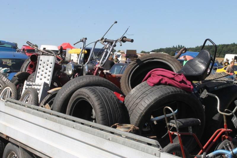 Letní srpnová moto burza na letišti ve Velké Dobré.