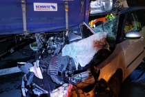 Dálnici D7 ze Slaného na Prahu uzavřela ve čtvrtek odpoledne u Knovíze nehoda nákladního a osobního vozu. Dva lidé utrpěli zranění.