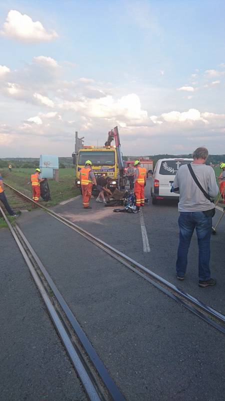 Motorkář nepřežil střet s vlakem na přejezdu