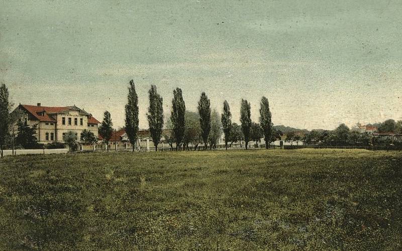 Pohled na budovu, která slouží od roku 1970 jako obecní úřad.