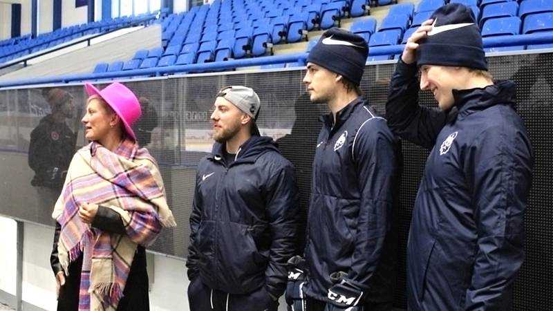 Nábor sledge hokejistů v Kladně se konal pod záštitou Jaromíra Jágra, sport si vyzkoušeli i extraligoví borci Rytířů Václav Veber a Ondřej Bláha.