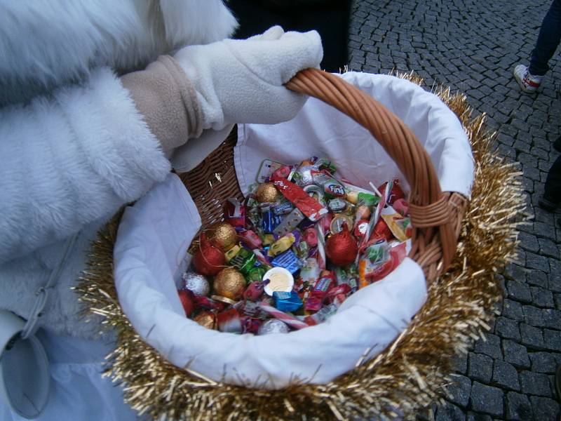 Velkolepý mikulášský průvod s koňmi projel Kladnem.