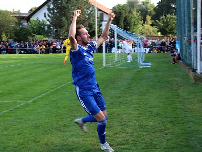 Fotbalová bomba tikala ve Velvarech, domácí ji ale neodpálili úplně a Slavia zápas o postup do osmifinále MOL Cupu zachránila. Vyhrála 4:2. Tomáš Tenkl proměnil penaltu na 2:0.