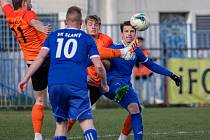 Divize B: derby SK Slaný (v modrém) - Seco Louny skončilo jednoznačným výsledkem 3:0.
