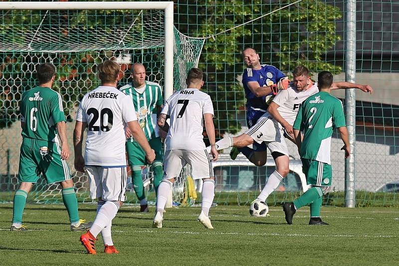 Hostouň (v zeleném) přehrála v duelu nejlepších divizních týmů Zbuzany 3:0.