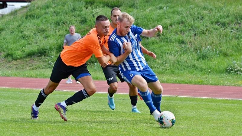 Fotbalová příprava: Slaný (v oranžovém) porazilo Hořovice 2:1.