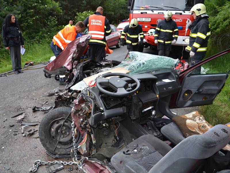 Nehoda mezi Novou Studnicí a Kačicí kde se střetly hasičský vůz a osobní auto.