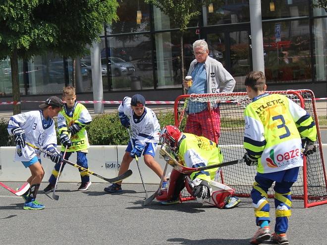 Velký streetballový turnaj Rytířů Kladno před Oazou. 