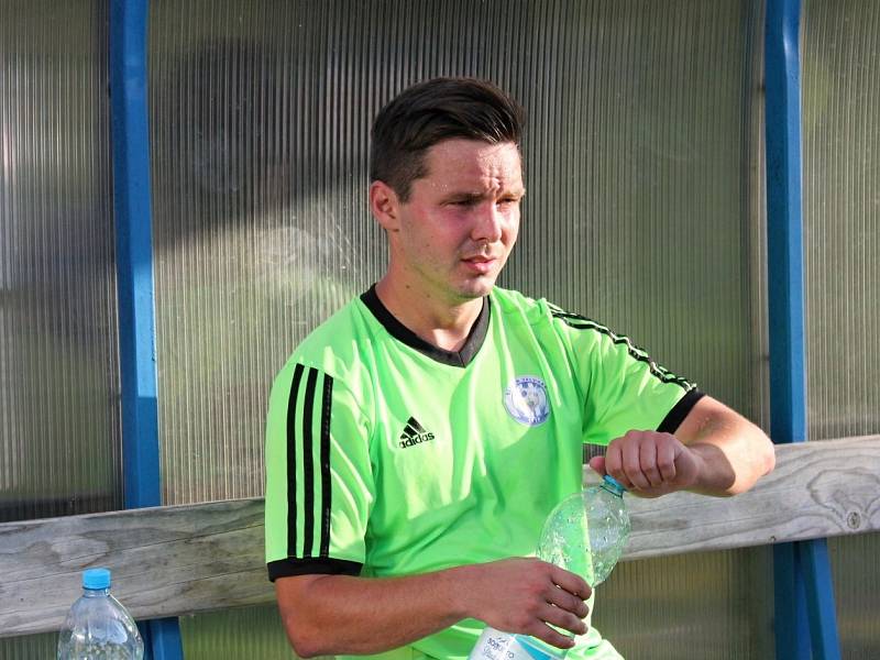Velvary (v zeleném) prohrály v MOL Cupu s Hradcem Králové 0:1. Antonín Holub