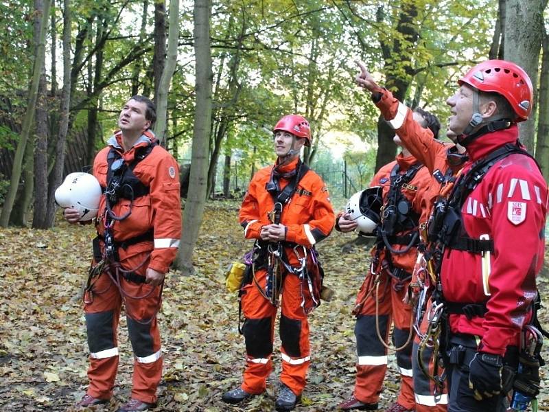 Cvičení HZS a Letecké služby PČR na Slánské hoře