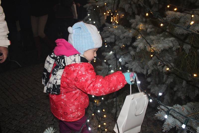 Kladenské Vánoce byly zahájeny, strom rozsvítila s primátorem Lucie Bílá.