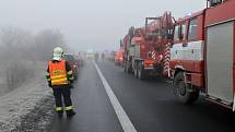 Vážná nehoda uzavřela na silnici I/7 u Panenského Týnce. Havaroval zde autobus se školními dětmi. 