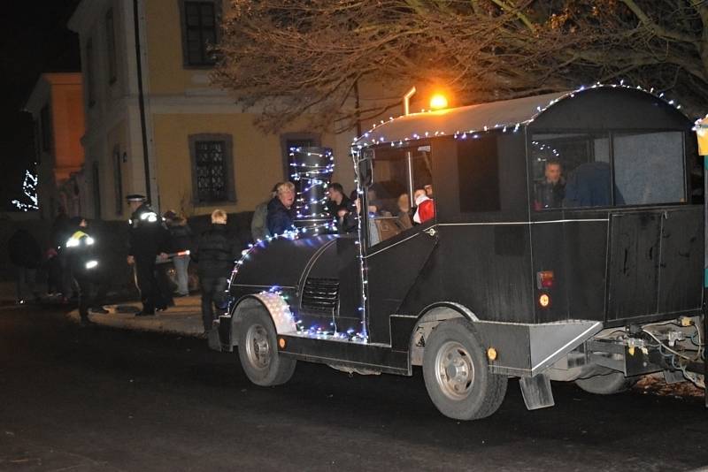 Kladenské Vánoce rozsvítily tisíce světel a Pohádkový strom splněných přání.