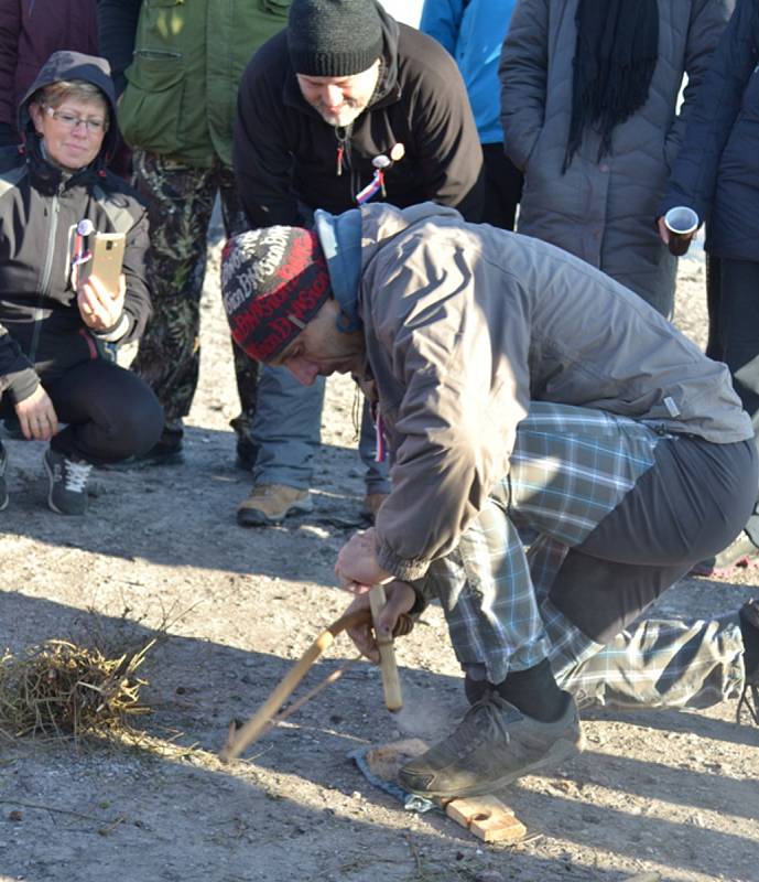 Po otevření zrekonstruované kapličky si účastníci vyšlápli na nedalekou haldu bývalého dolu Nosek