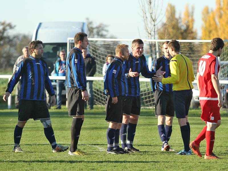 Nervozní a nepřesně vedený "Sokolský souboj" vygradoval do předčasného ukončení za stavu 3:4 // OP: Sokol Lidice - Sokol Klobuky 3:4, hráno 31. 10. 2015