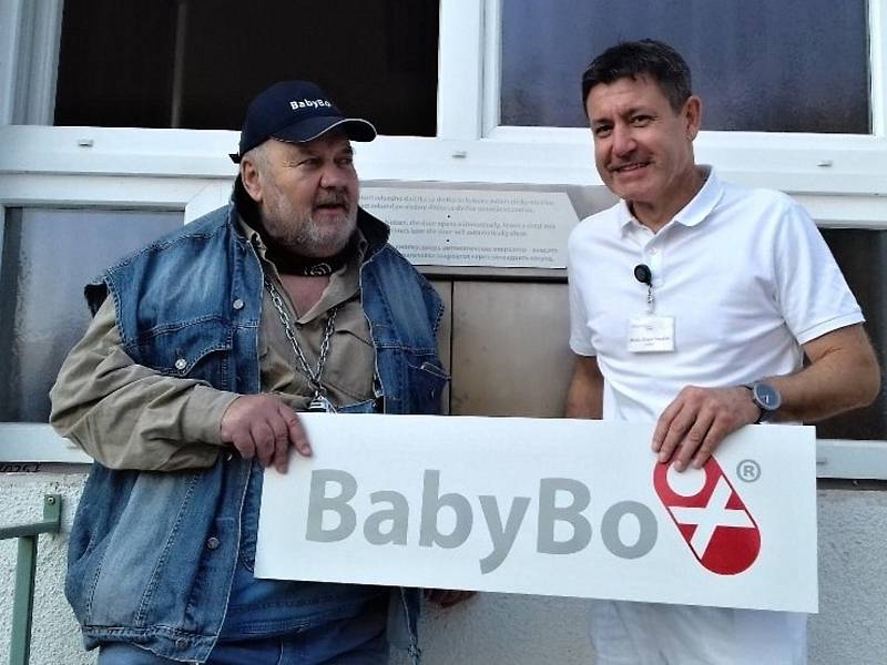 Babybox nové generace instalovali ve čtvrtek na stěnu u vchodu do Nemocnice Slaný.