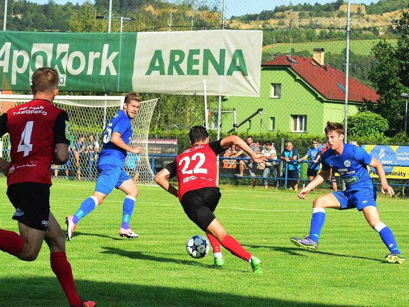 Králův Dvůr (v modrém) podlehl doma v MOL Cupu Táborsku 1:2. 