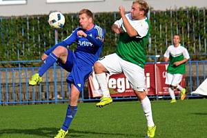 Slaný (v modrém) porazilo doma Lhotu 1:0. Galbavý a Nachtigal.