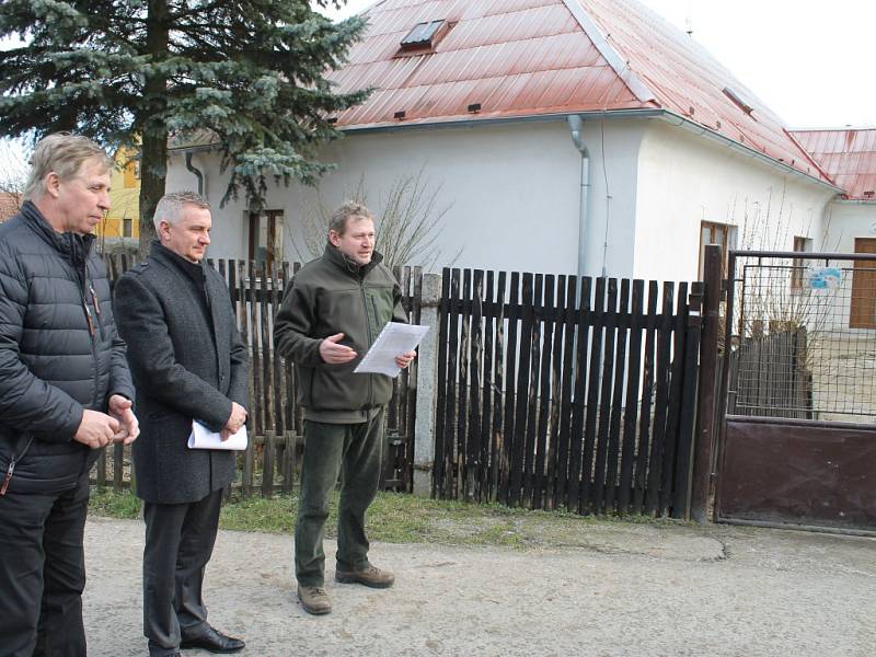 Otevření lánské desítky. Zleva starosta Lanů Karel Sklenička, kancléř Vratislav Mynář a ředitel Lesní správy Lány Miloš Balák