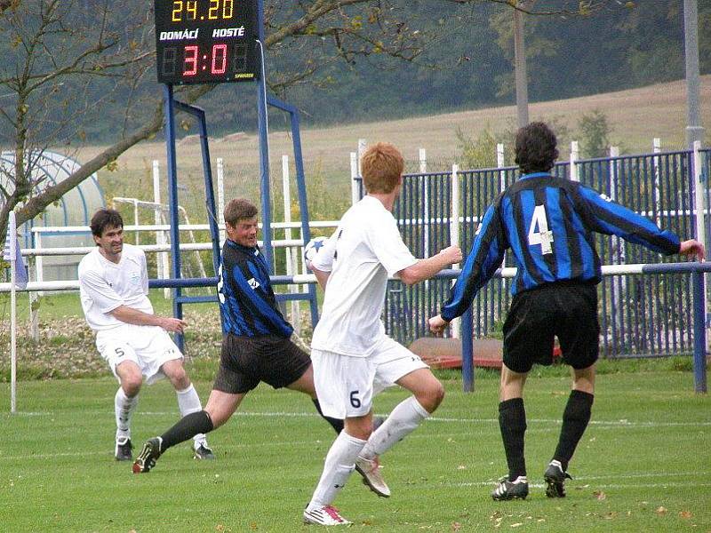 Fotbalisté Velké Dobré deklasovali Lidice 9:0, Radek Duda centruje na čtvrtý gól - Jan Hrubý jen doklepl. 