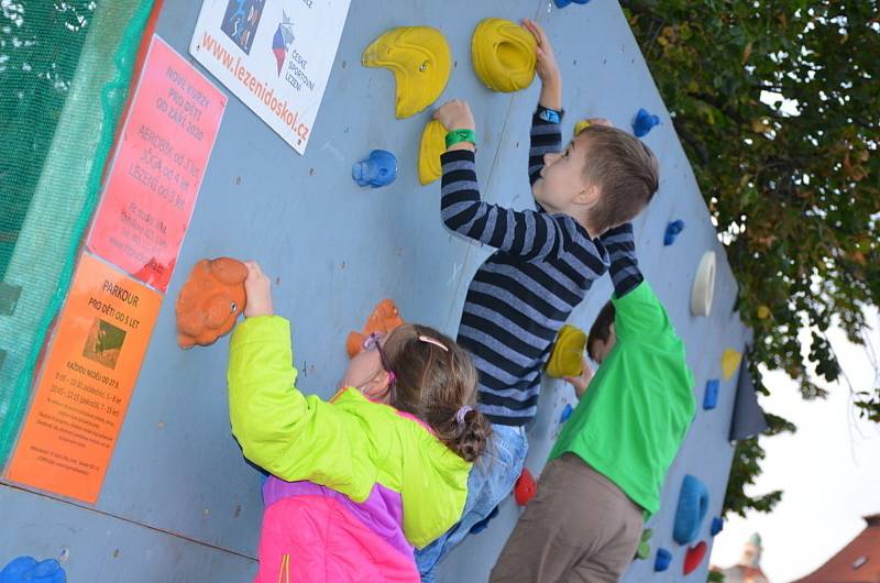 Rožnění býka a bouldering ve Slaném.