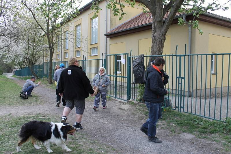 Lidé z vyhořelé ubytovny na ulici nepůjdou. Vedení města hledá řešení.