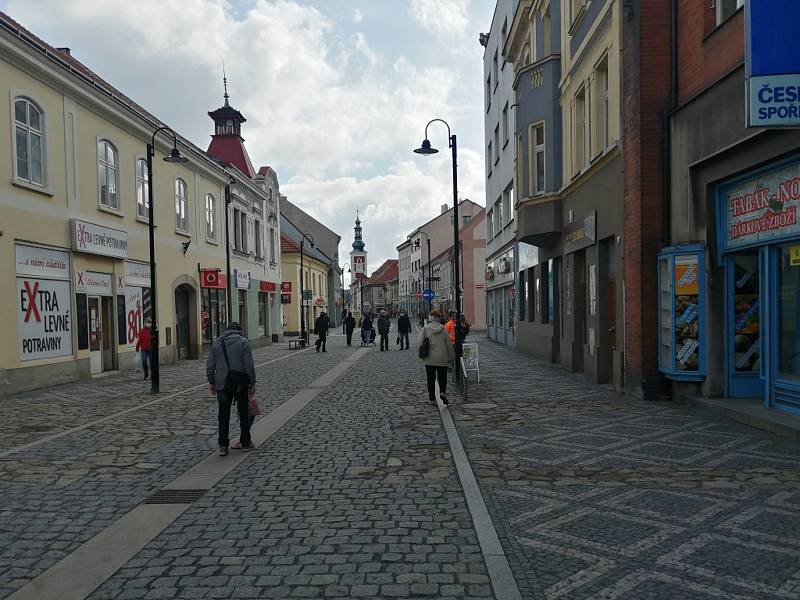 Ve Slaném se i při stále trvajícím lockdownu chová většina obyvatel ukázněně. Respirátory nosí předpisově i na ulicích.