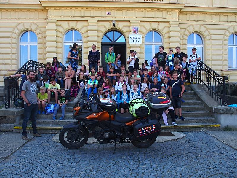 Velvarské žáky navštívil francouzský cestovatel na motorce. Zážitek mají nevšední.