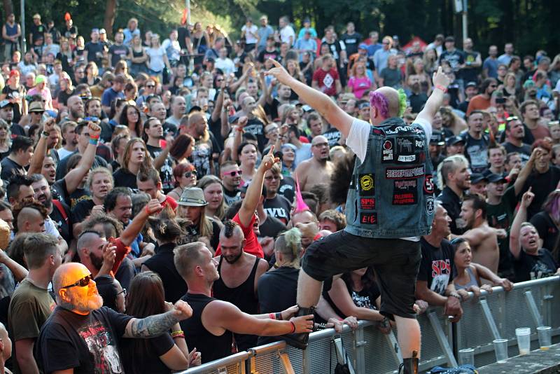 První den 20. ročníku slánského hudebního festivalu Valník.