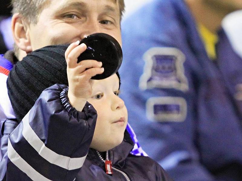 Přestřelené puky jsou žádaným a cenným suvenýrem pravých fandů hokeje .. // Rytíři Kladno - HC Plzeň 1929  2:3,  ELH 2011/12, hráno 14.10.2011