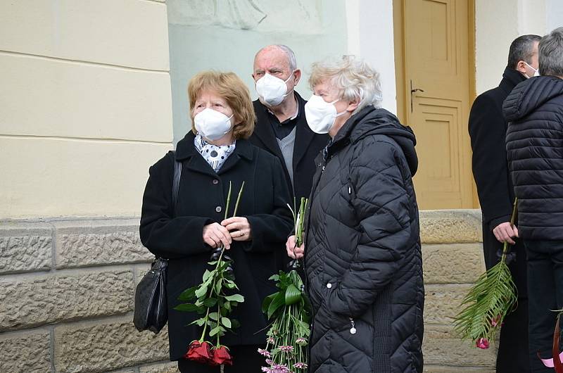 Z posledního rozloučení s Marií Šupíkovou v kapli Kladenských hřbitovů.