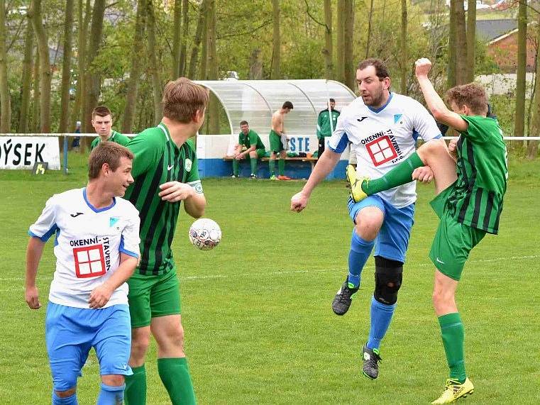 Brandýsek (v bílém) nedal šanci Kročehlavům a vyhrál 3:0.