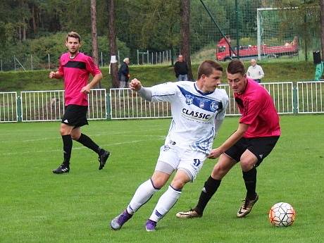 Tatran Rakovník (v růžovém) doma podlehl Kladnu na na penalty 0:1. 