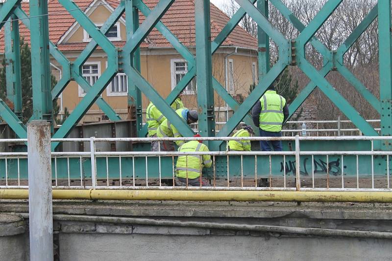 Zahájení opravy mostu přes Bakovský potok ve Velvarech, počátek února 2018