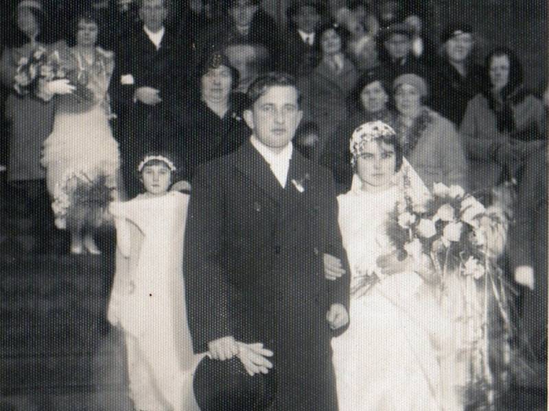 SVATBA MILOSLAVY A JAROSLAVA v roce 1933. Snímek se zachoval, protože ho měla sestra ve Stehelčevsi. 