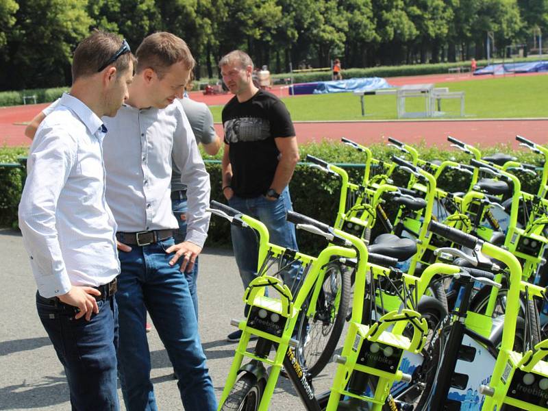 Růžová běžná kola vystřídala zeleno-žlutá elektrokola.