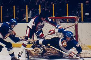 Na Štěpána v roce 1977 si Kladno zahrálo v Madison Square Garden: New York Rangers - Poldi Kladno 4:4. Padající Pouzar dal dvě branky. Foto: archiv Rytířů Kladno