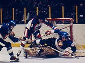 Na Štěpána v roce 1977 si Kladno zahrálo v Madison Square Garden: New York Rangers - Poldi Kladno 4:4. Padající Pouzar dal dvě branky. Foto: archiv Rytířů Kladno