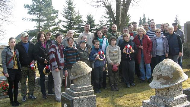 První jarní brigáda se uskutečnila na hřbitově v Libušíně.
