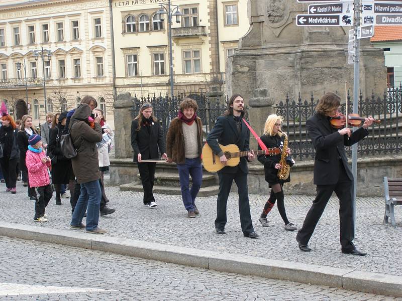 Happening Hudební nástroj nezabiješ se konal v sobotu odpoledne v Kladně.