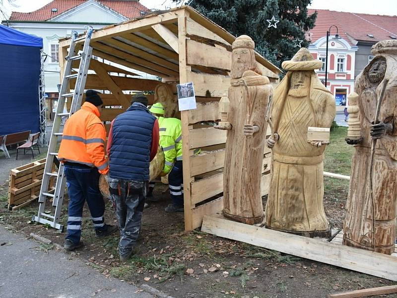 Z instalace dřevěného betlému na Masarykově náměstí ve Slaném.