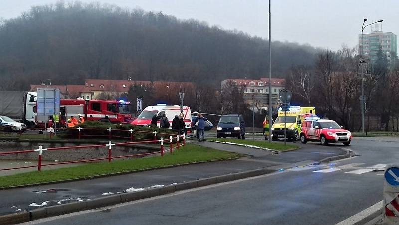 U kruhového objezdu ve Slaném srazilo auto starší ženu, řidič ujel.