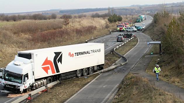 Tragická dopravní nehoda na I/7 v pondělí 10. února uzavřela komunikaci na dlouhé hodiny. 