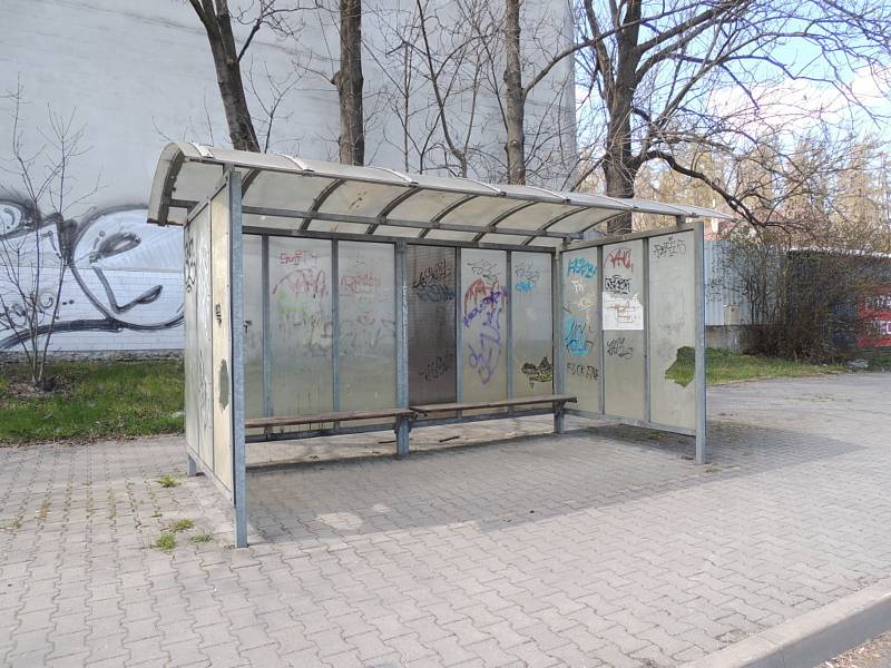 Autobusová zastávka v Kladně u zimního stadionu.