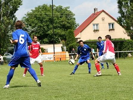 Hřebeč (v červeném) - Velká Dobrá 2:1. 