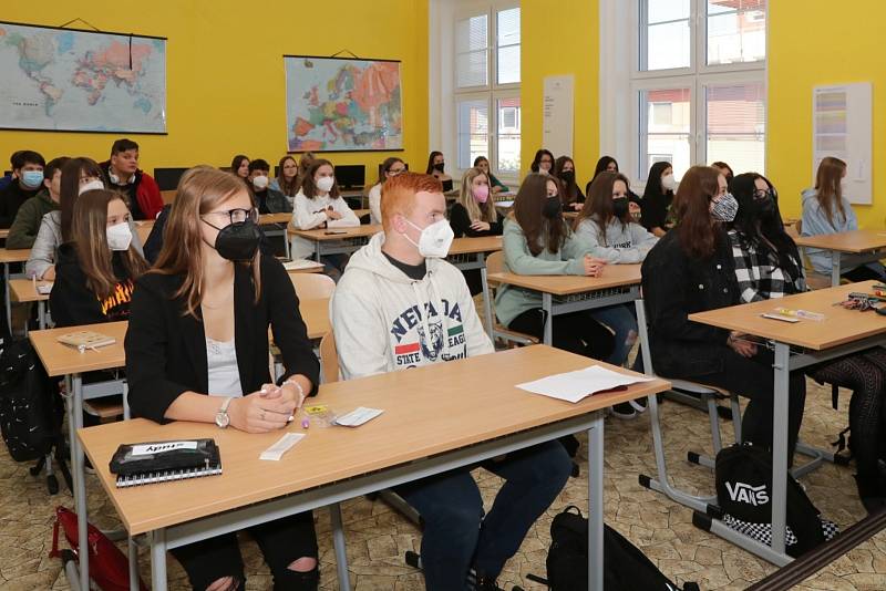 Kladenská střední škola byla sloučena se zrušenou zemědělkou ve Středoklukách. Ředitel Paták přivítal 1. září 2021 i tamní studenty.